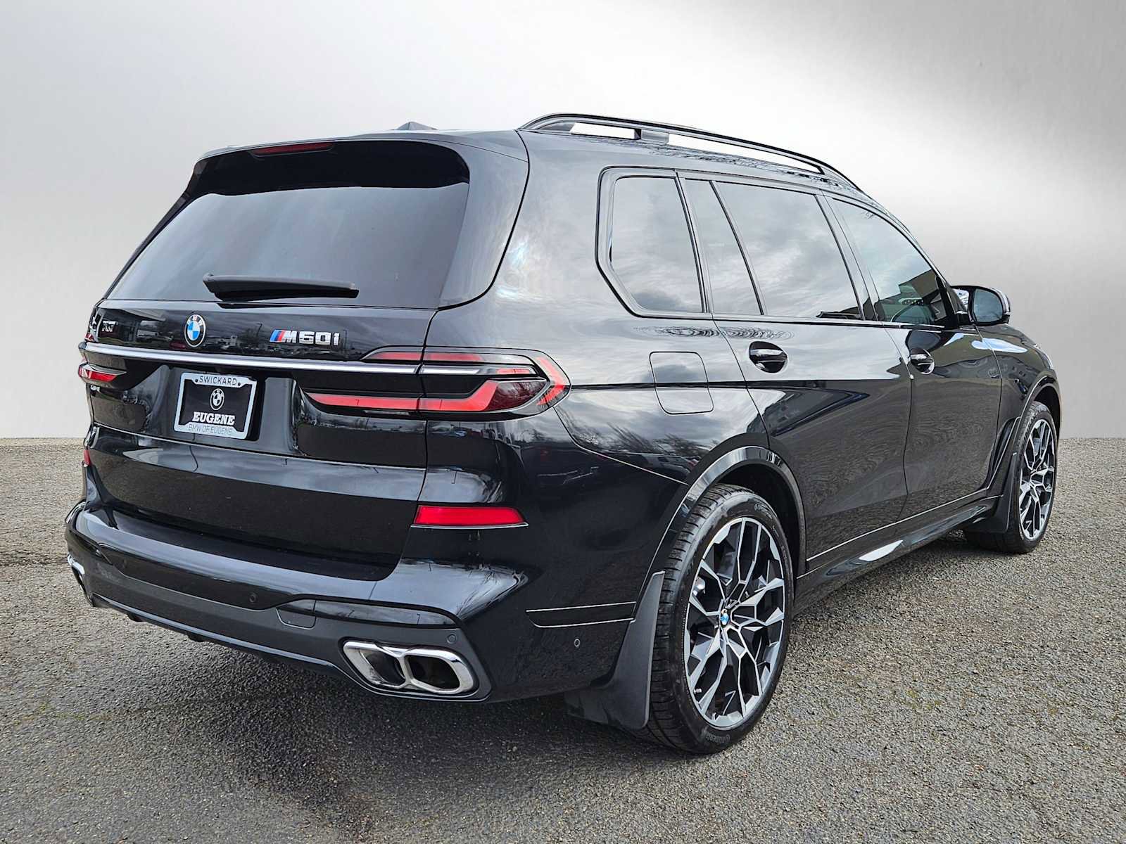 Used 2023 BMW X7 M60i w/ Climate Comfort Package image 6