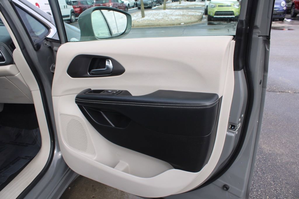 Used 2022 Chrysler Pacifica Touring-L image 20