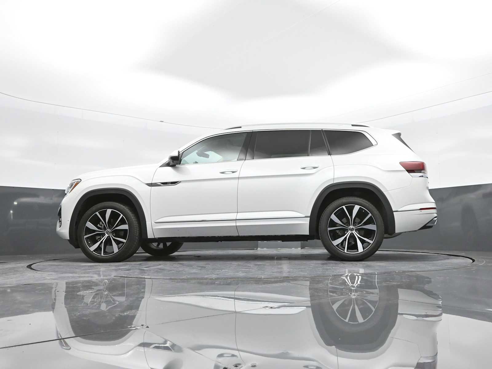 Used 2025 Volkswagen Atlas SEL Premium R-Line image 40