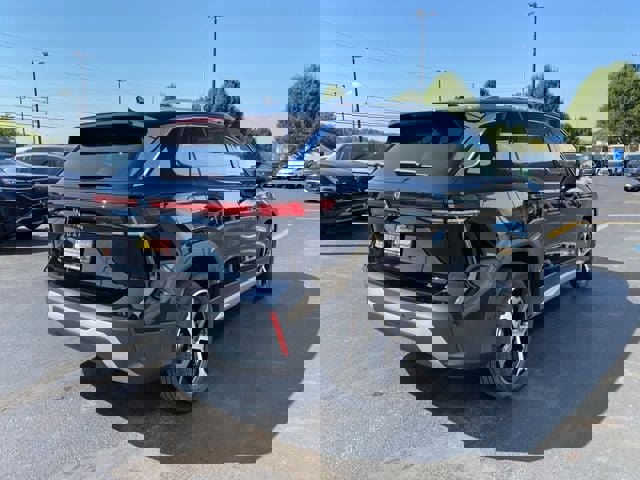 New 2025 Volkswagen Tiguan SE image 9