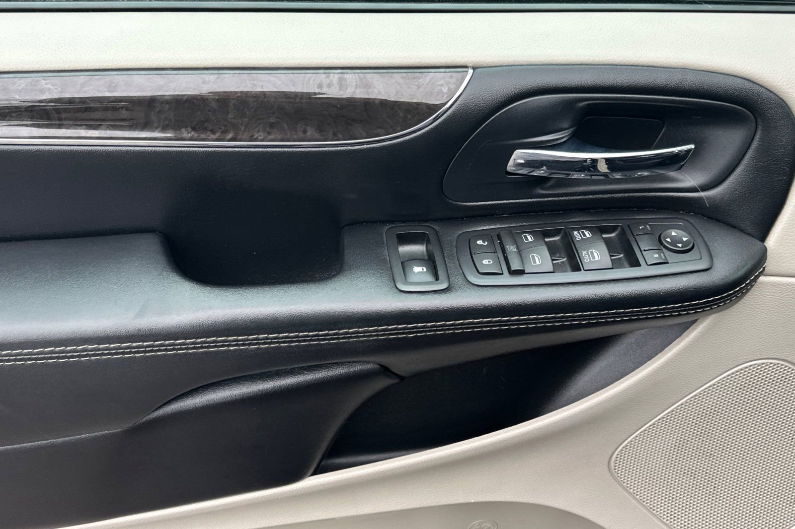 Used 2016 Chrysler Town & Country Touring image 11