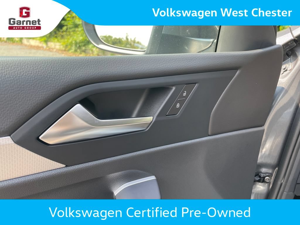 Certified 2025 Volkswagen Jetta SE w/ Black Wheel Package FWD image 13