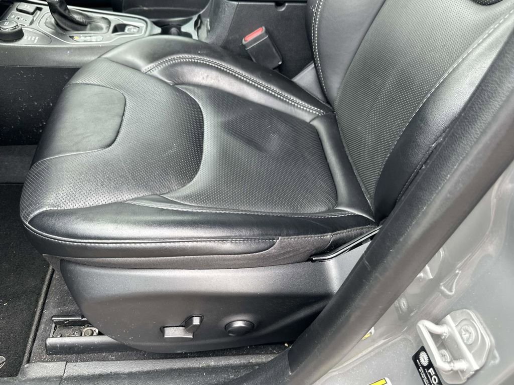 Used 2022 Jeep Cherokee Latitude Lux AWD/4WD image 19