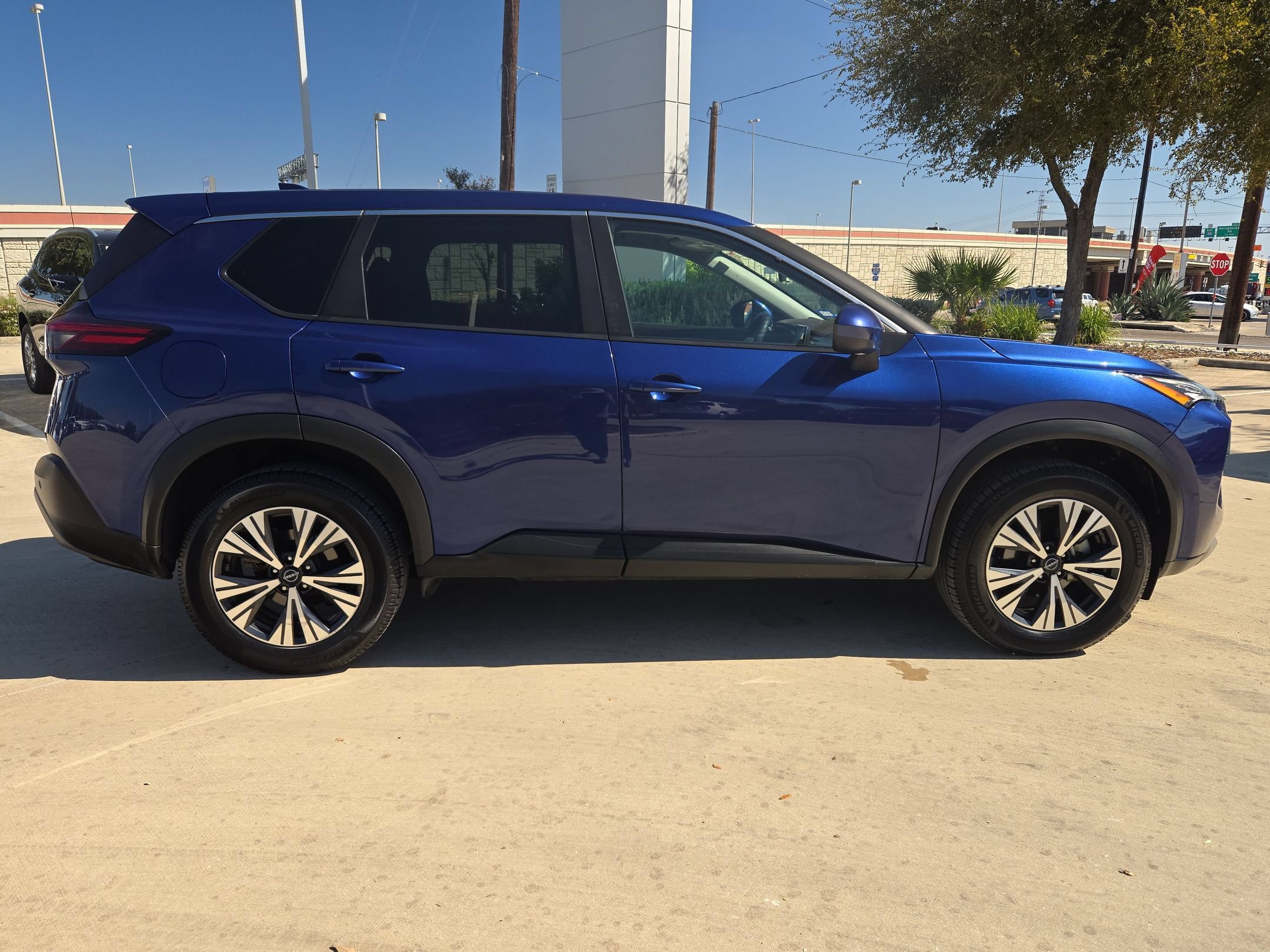 Used 2023 Nissan Rogue SV FWD image 2