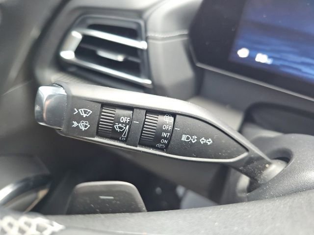 Used 2024 Chevrolet Traverse LT image 43