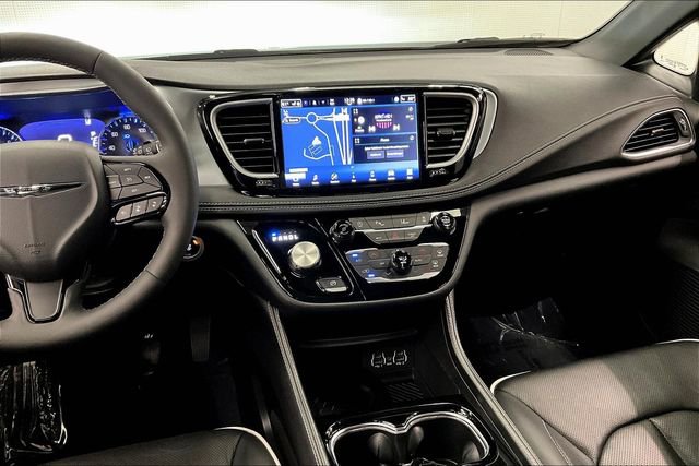Used 2025 Chrysler Pacifica Limited image 7
