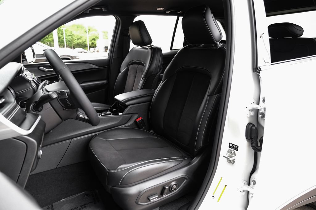 Used 2023 Jeep Grand Cherokee Altitude AWD/4WD image 8
