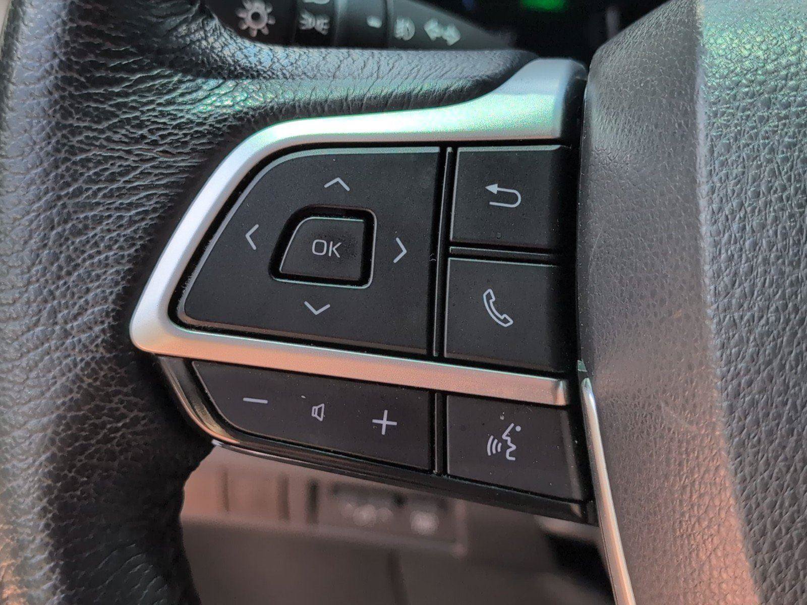 Used 2024 Toyota Sienna XLE FWD image 30