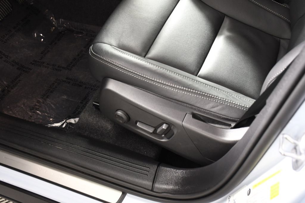 Used 2025 Volvo XC40 B5 Core image 16