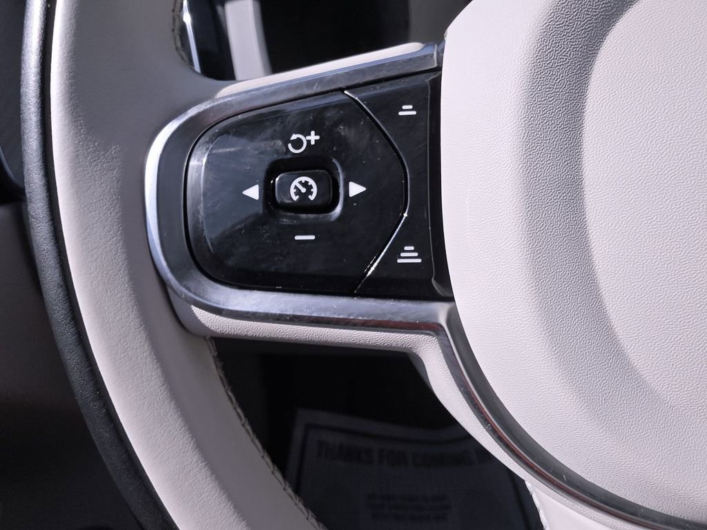 Used 2023 Volvo XC60 B5 Plus image 19