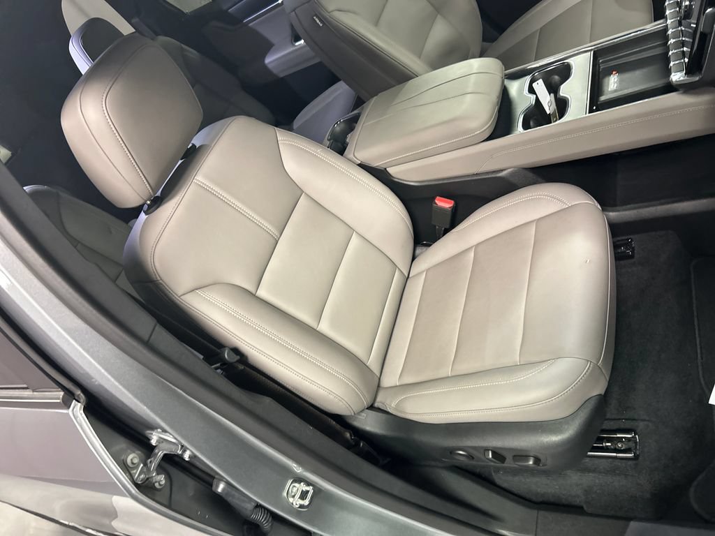 Used 2026 GMC Acadia Elevation w/ Elevation Premium Package FWD image 26