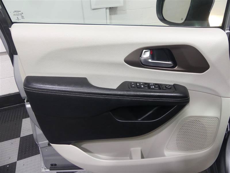 Used 2021 Chrysler Voyager Lxi FWD image 17