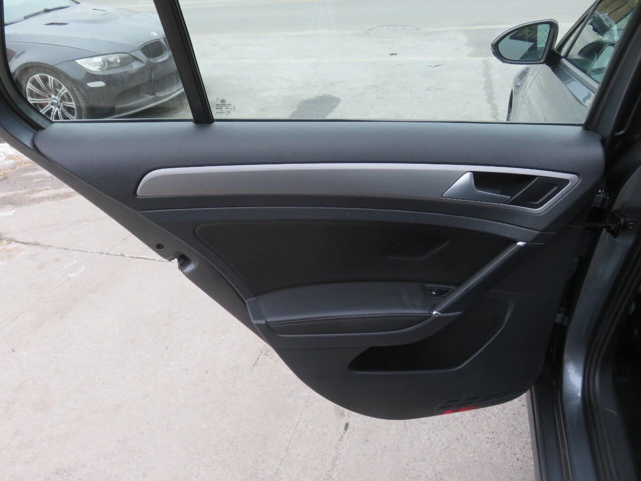 Used 2015 Volkswagen Golf S image 27