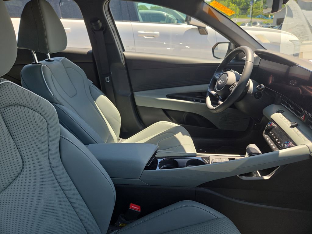Used 2025 Hyundai Elantra Limited FWD image 11