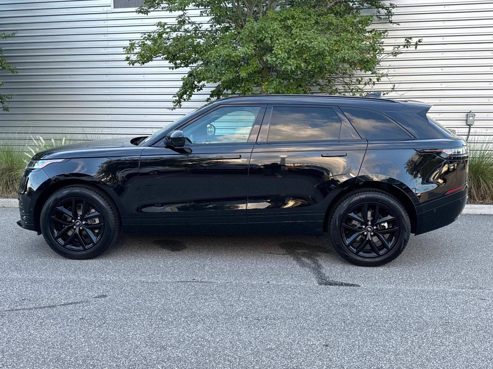 New 2026 Land Rover Range Rover Velar Dynamic SE image 2