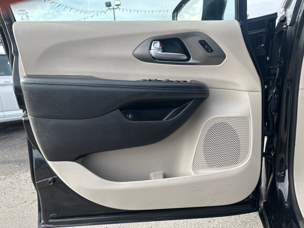 Used 2021 Chrysler Pacifica Touring-L image 9