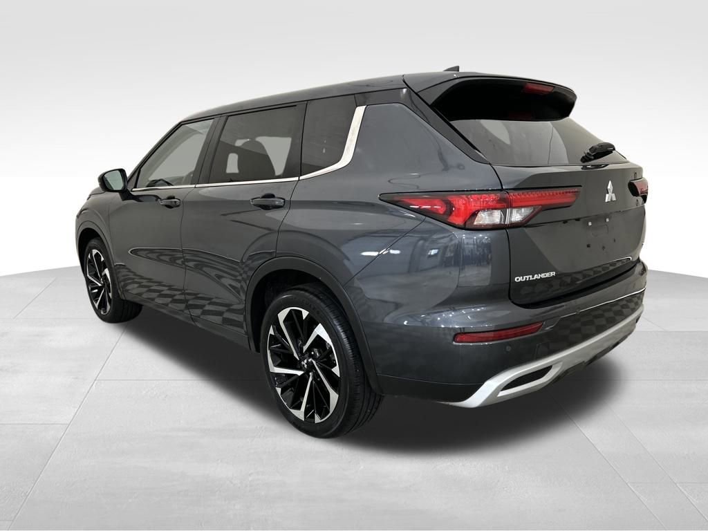 Used 2024 Mitsubishi Outlander SE image 3