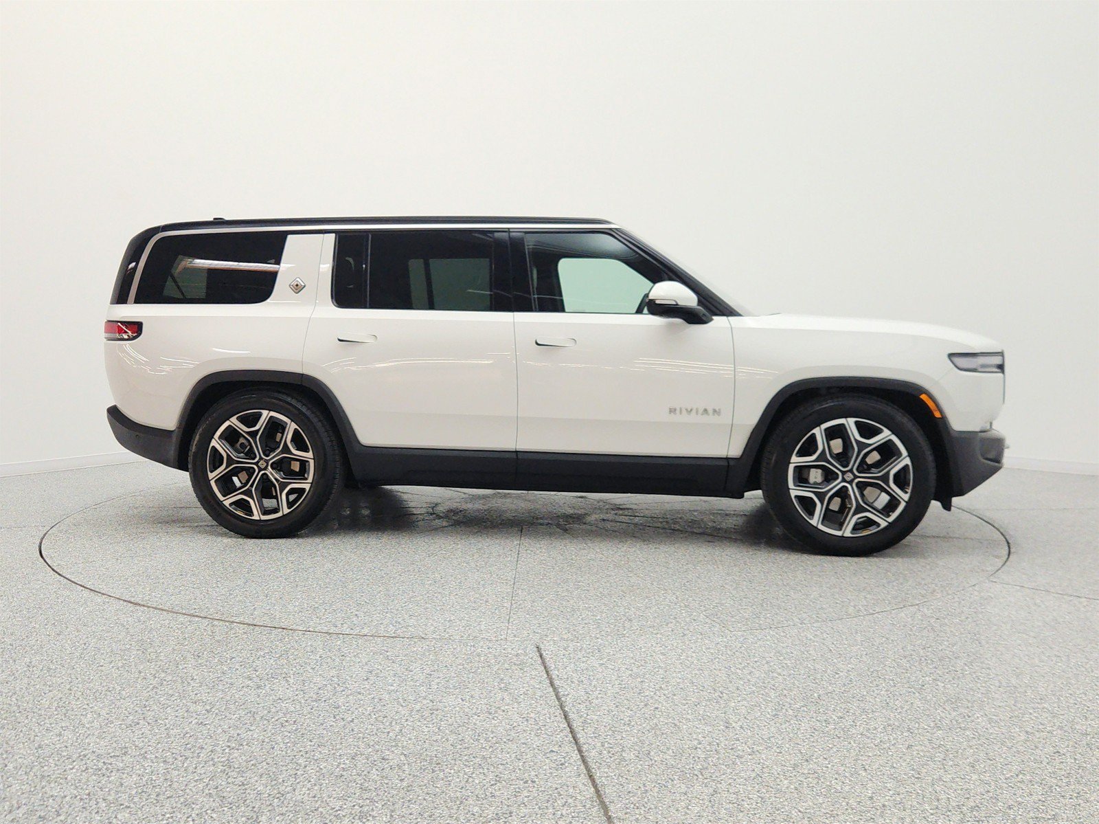 Used 2025 Rivian R1S Adventure AWD/4WD image 4