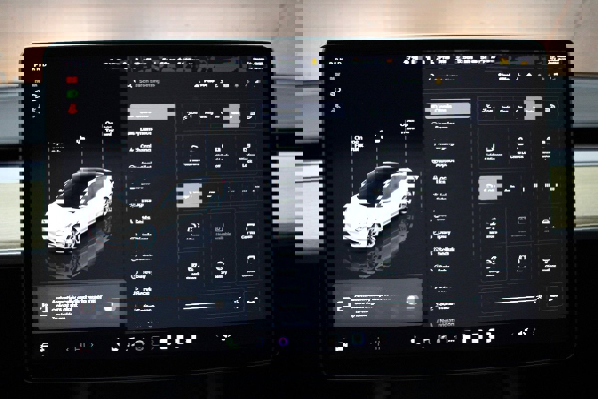 Used 2023 Tesla Model 3 Standard Range image 16