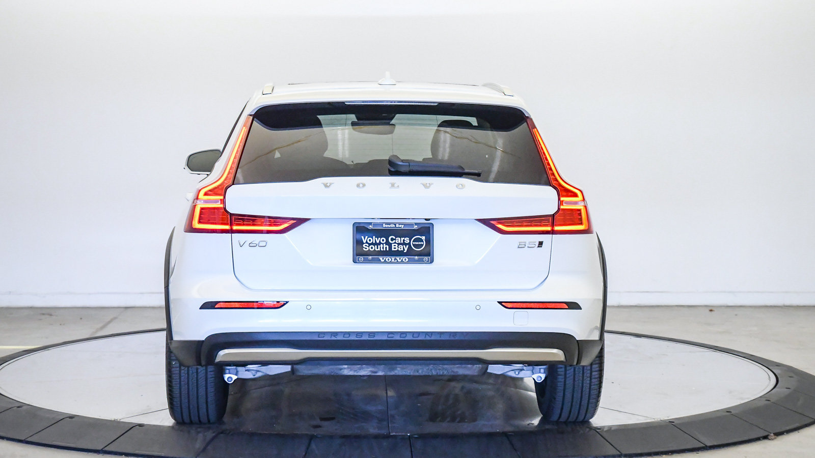 Certified 2025 Volvo V60 B5 Cross Country Plus AWD/4WD image 3
