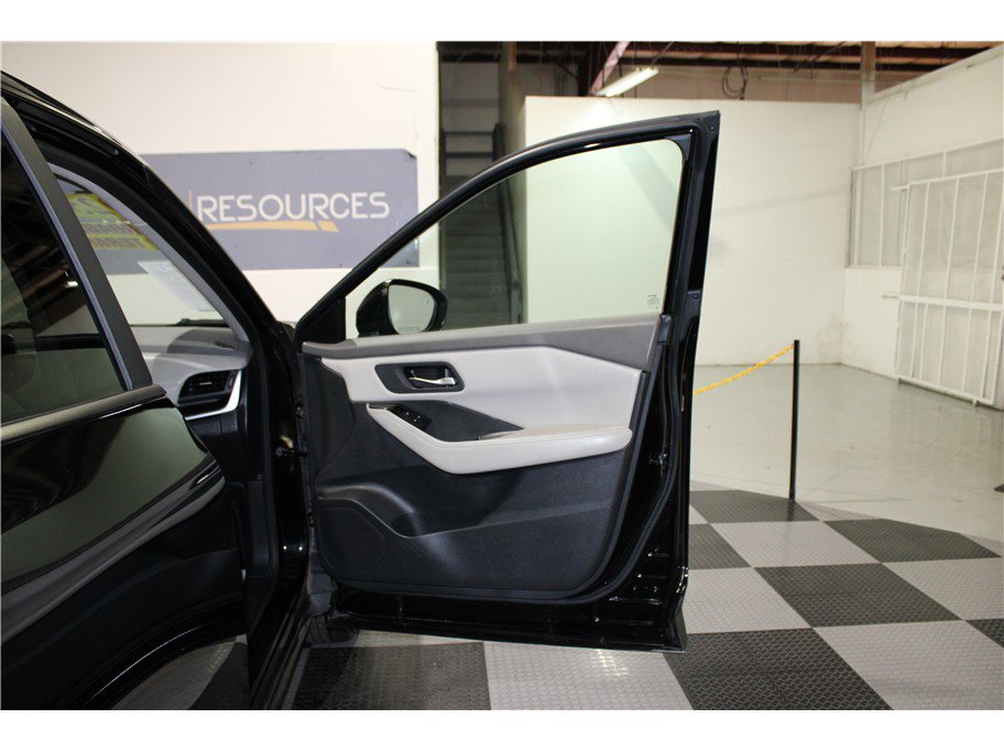 Used 2025 Nissan Rogue SV image 24