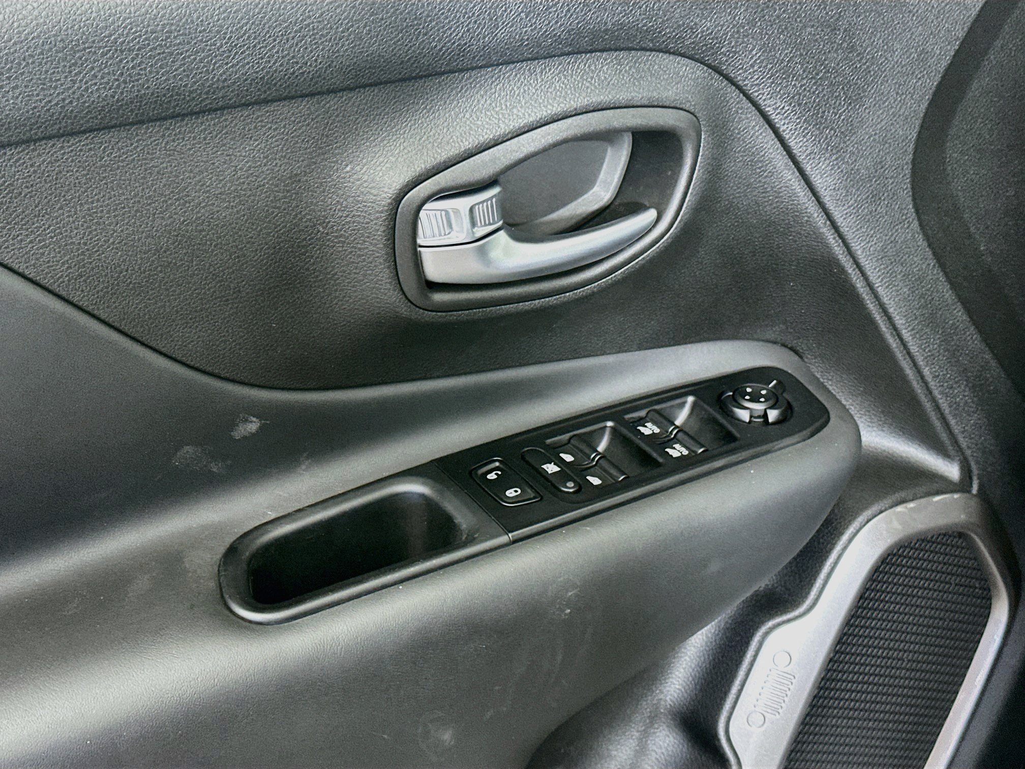 Used 2022 Jeep Renegade Latitude AWD/4WD image 15