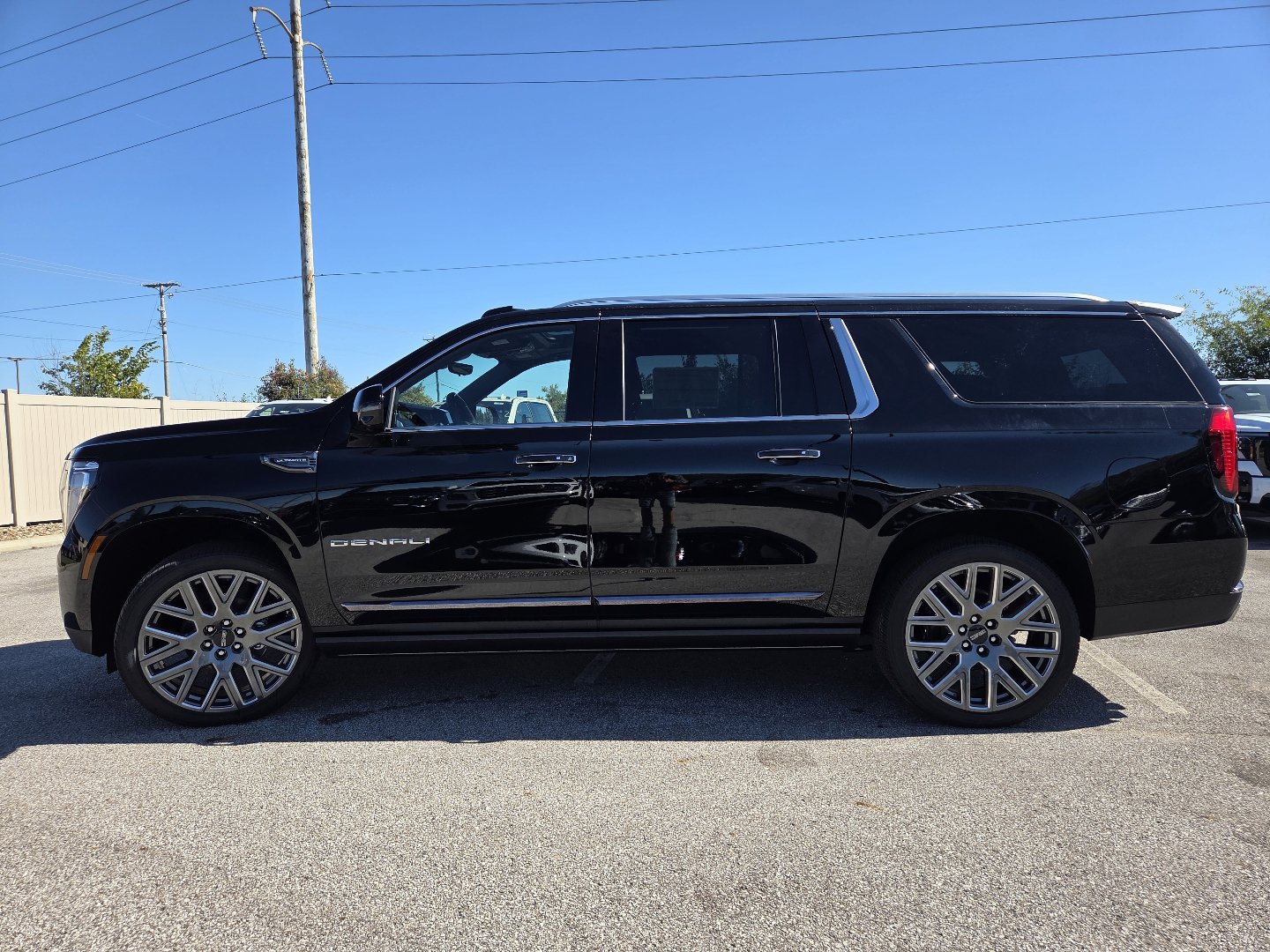 New 2026 GMC Yukon XL Denali Ultimate w/ LPO, Floor Liner Package AWD/4WD image 17