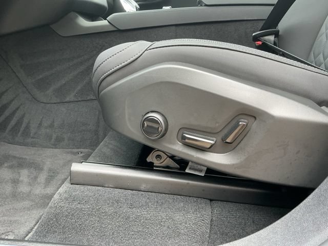Certified 2025 Volvo XC90 B5 Plus AWD/4WD image 28