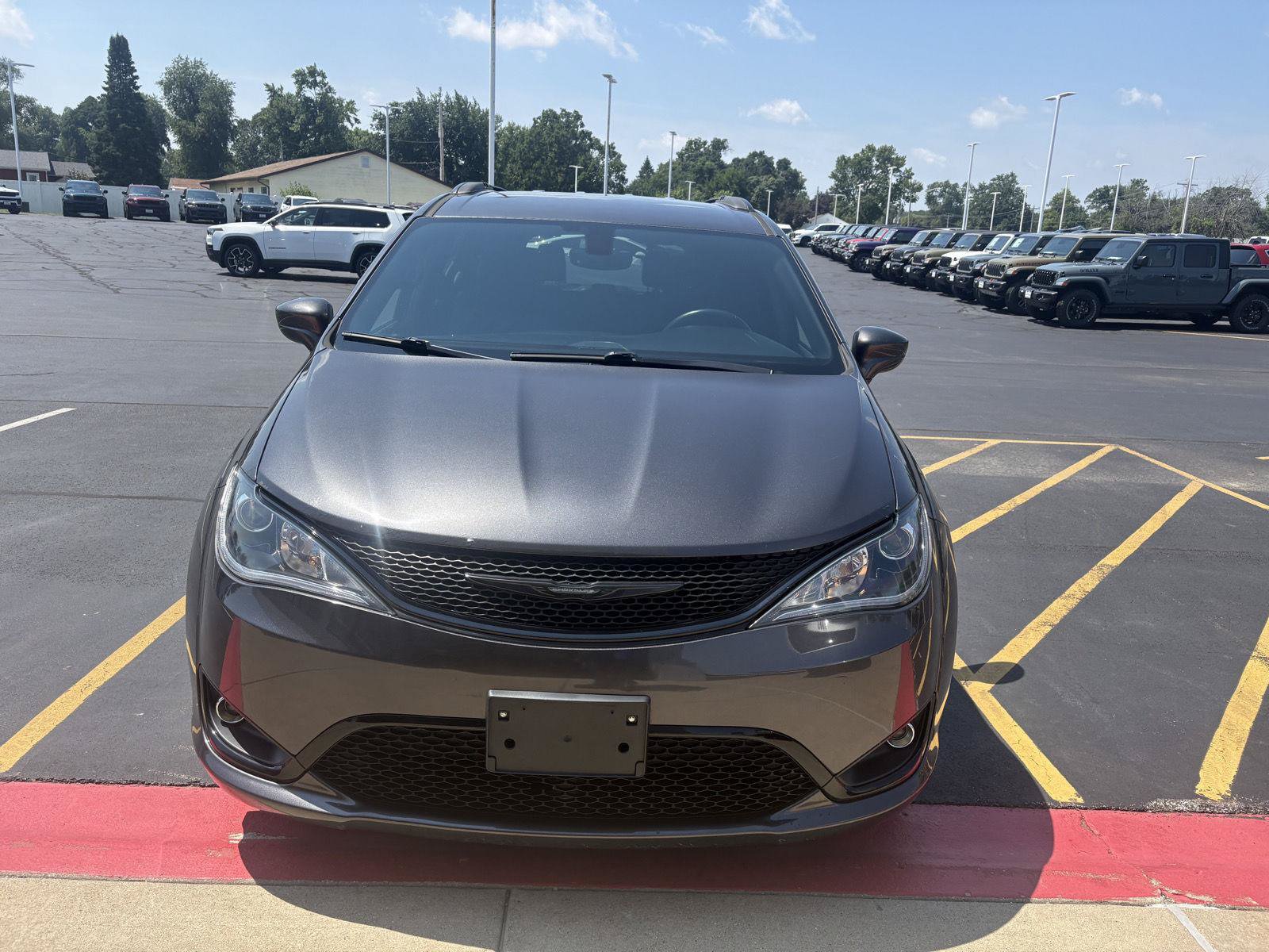 Used 2018 Chrysler Pacifica Touring-L Plus w/ S Appearance Package FWD image 2