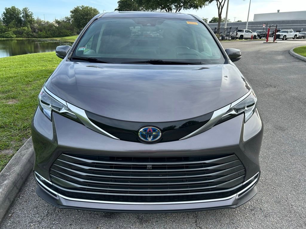 Certified 2021 Toyota Sienna Platinum FWD image 9
