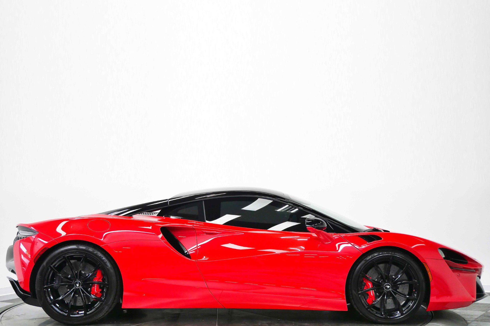 Used 2024 McLaren Artura image 2