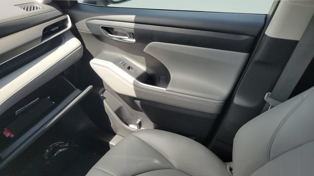 Used 2022 Toyota Highlander XLE FWD image 15