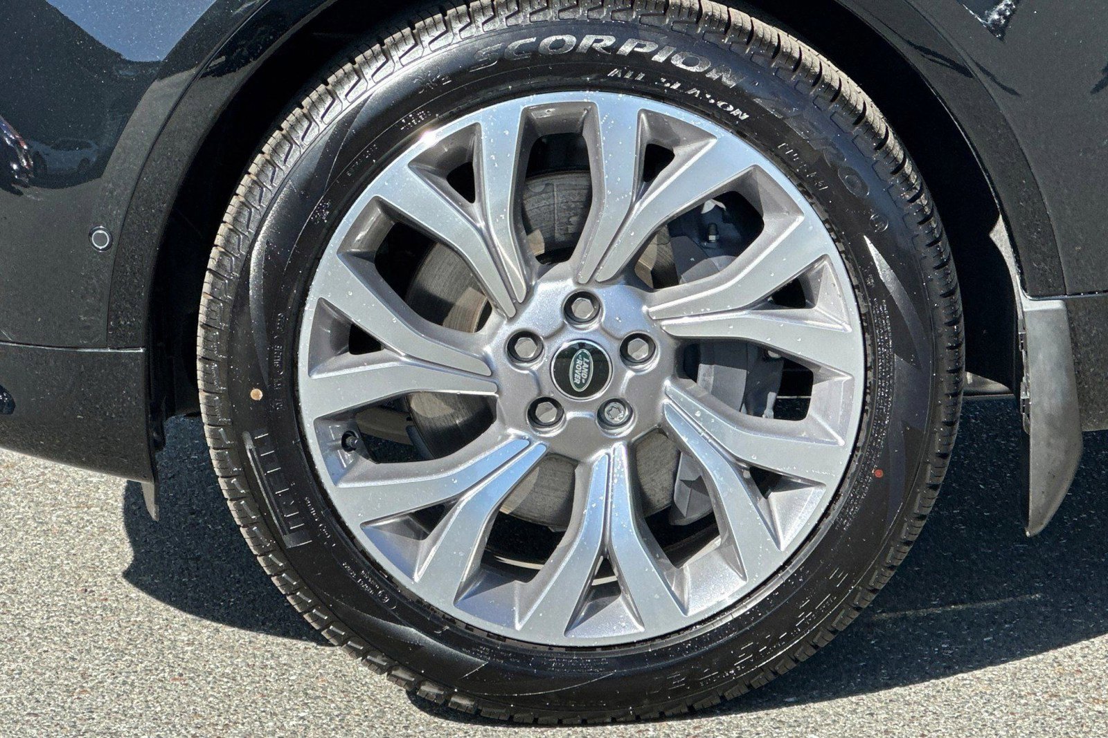 New 2026 Land Rover Discovery Limited Edition AWD/4WD image 11