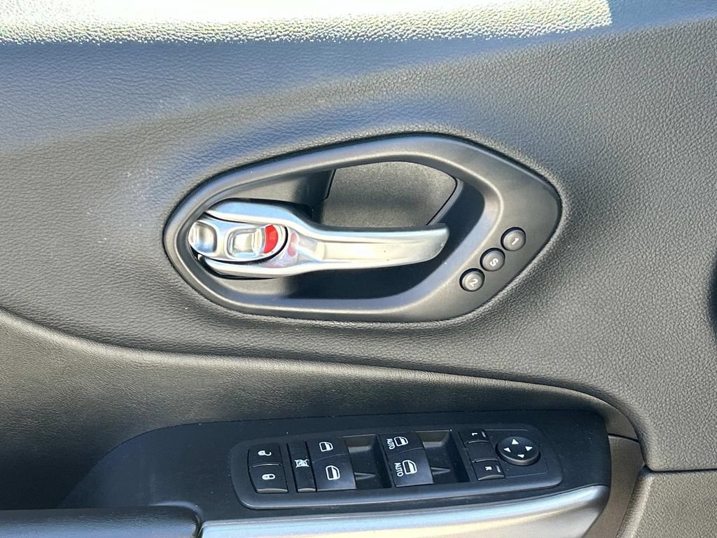 Used 2019 Jeep Cherokee Limited AWD/4WD image 15