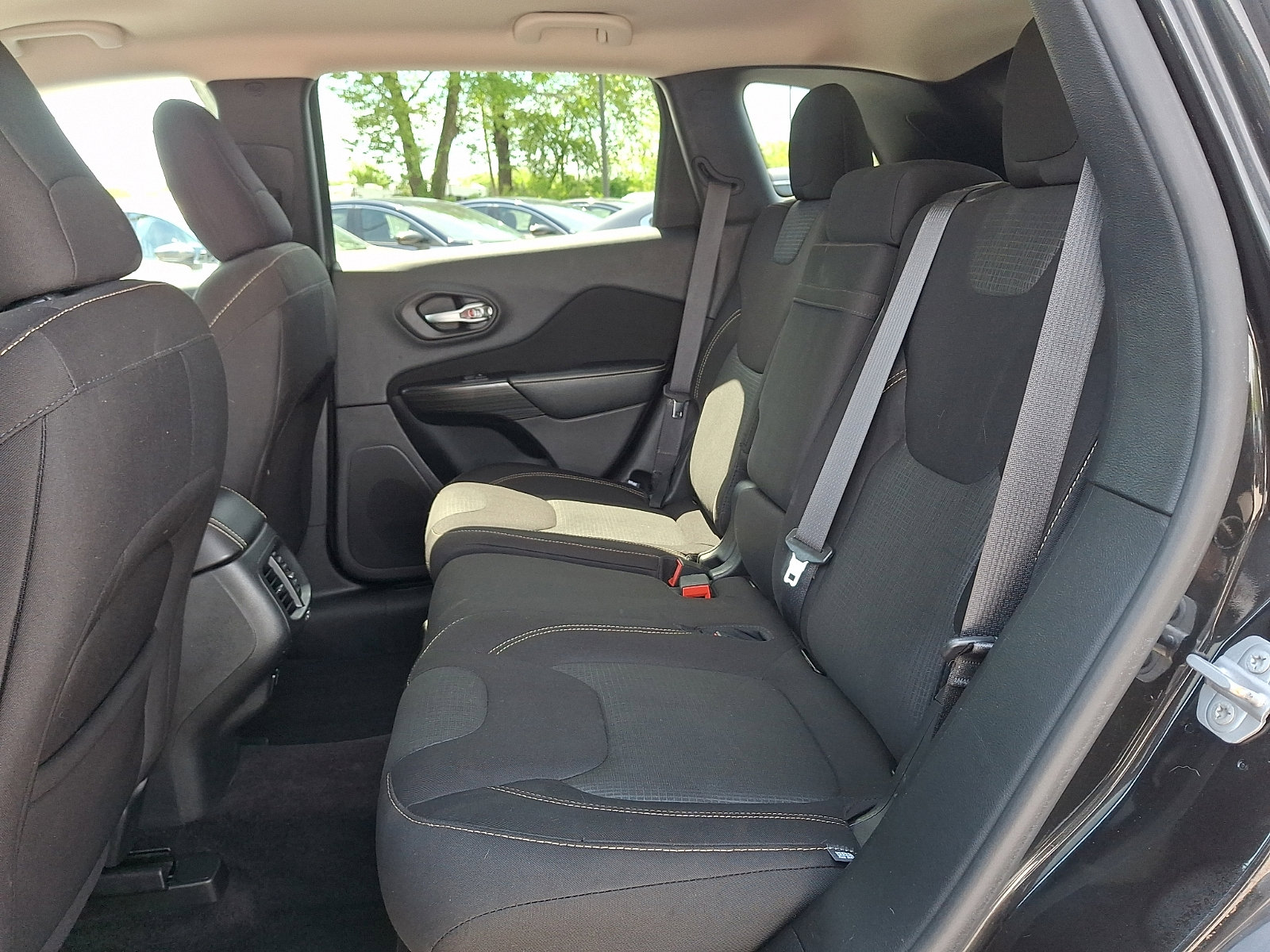 Used 2016 Jeep Cherokee Latitude w/ Safety/Convenience Group AWD/4WD image 11