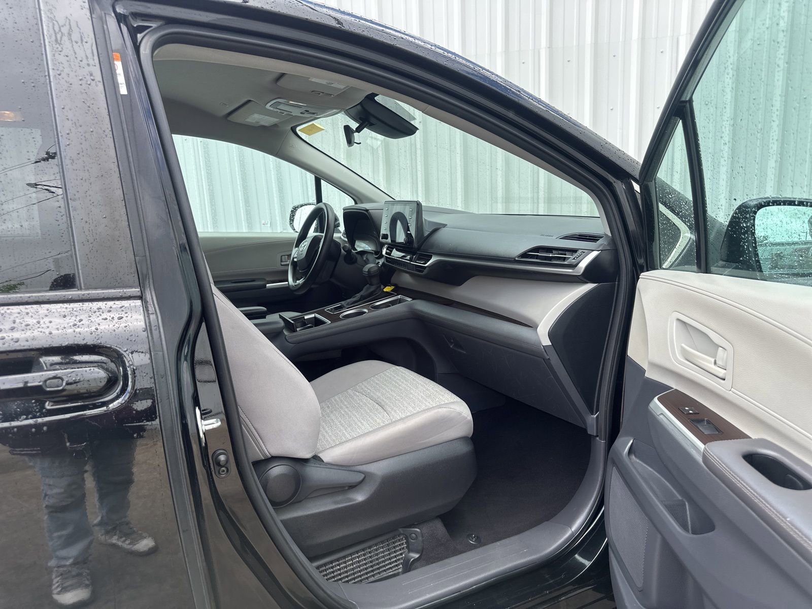 Used 2023 Toyota Sienna LE FWD image 14