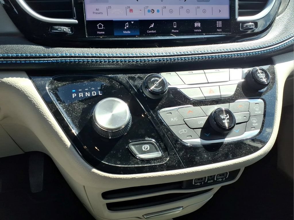 Used 2021 Chrysler Pacifica Touring-L FWD image 10