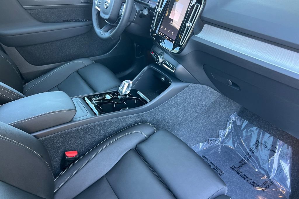 Used 2024 Volvo XC40 B5 Plus w/ Protection Package Premier image 15