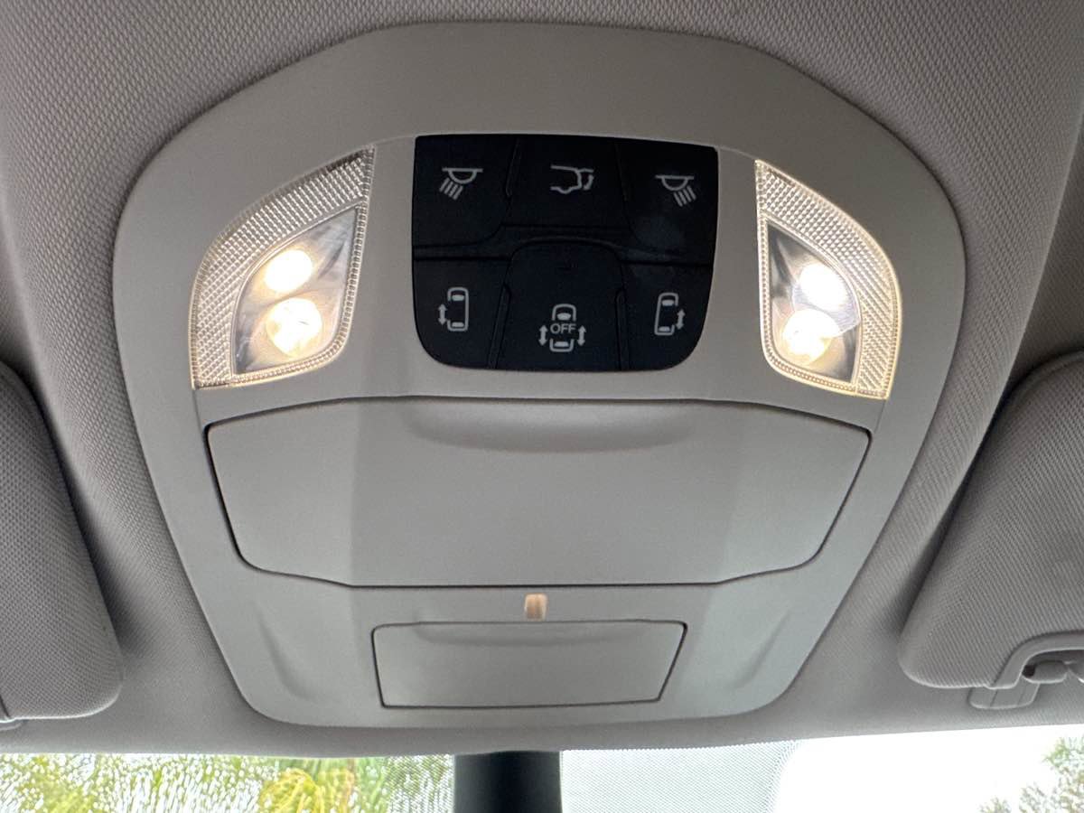 Used 2024 Chrysler Pacifica Select FWD image 35