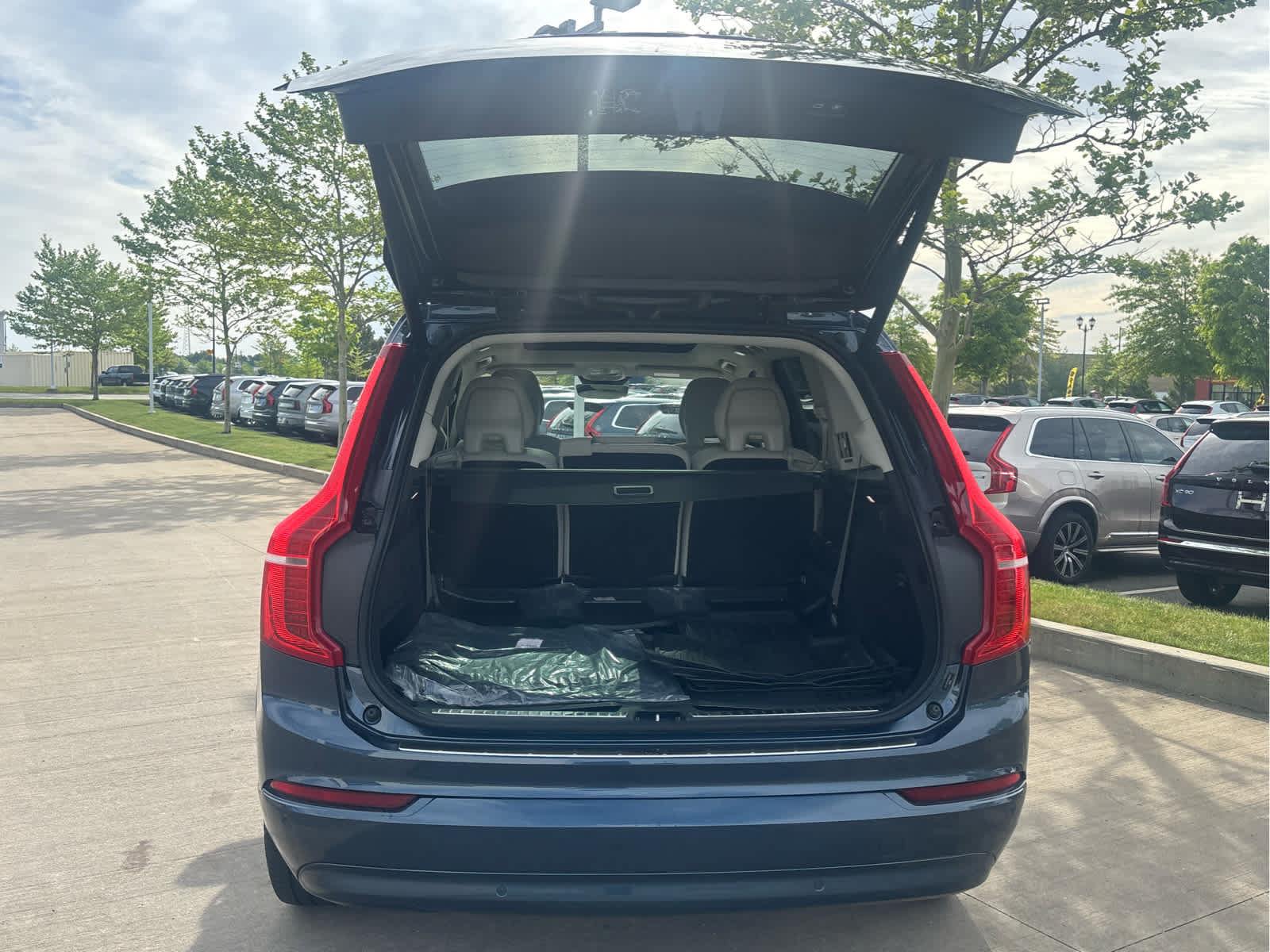 Used 2023 Volvo XC90 B5 Core w/ Protection Package Premier AWD/4WD image 7