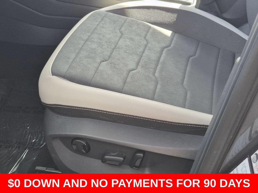 Used 2025 Volkswagen Taos SE FWD image 15