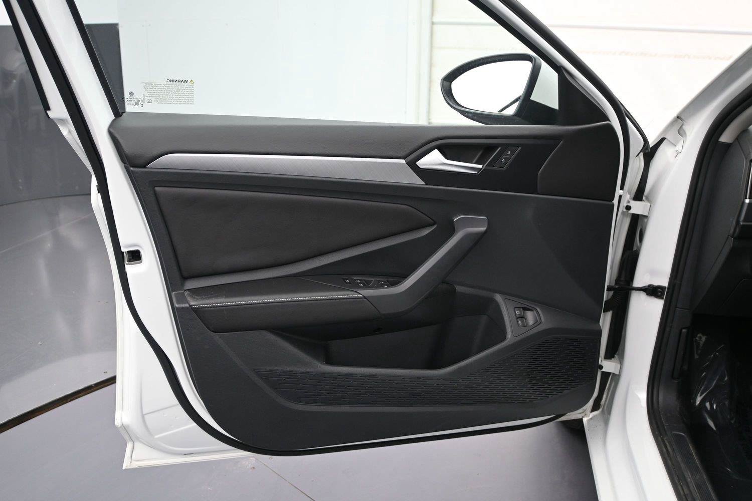 Used 2023 Volkswagen Jetta SE w/ Panoramic Sunroof Package FWD image 7