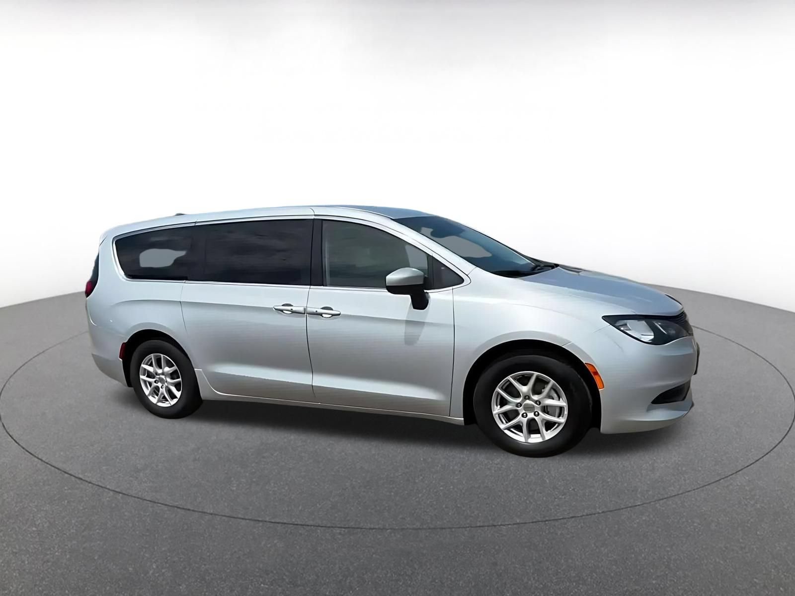 Used 2023 Chrysler Voyager LX FWD image 2