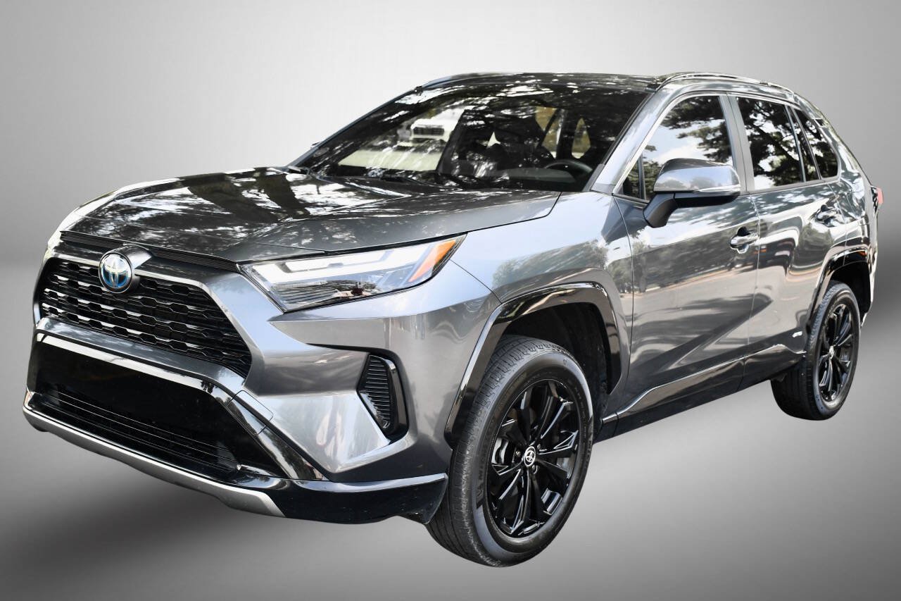Used 2022 Toyota RAV4 SE w/ Convenience Package AWD/4WD image 3