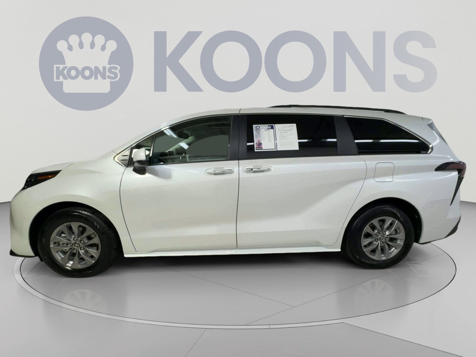 Used 2026 Toyota Sienna XLE FWD image 7