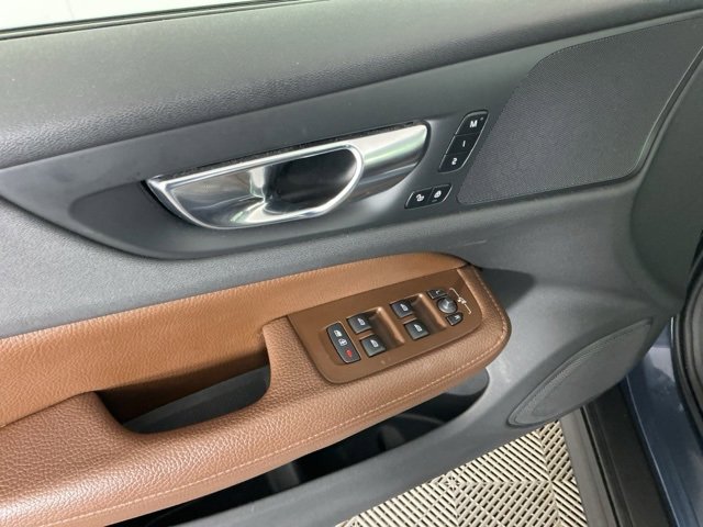 Used 2021 Volvo V60 T5 Cross Country image 12