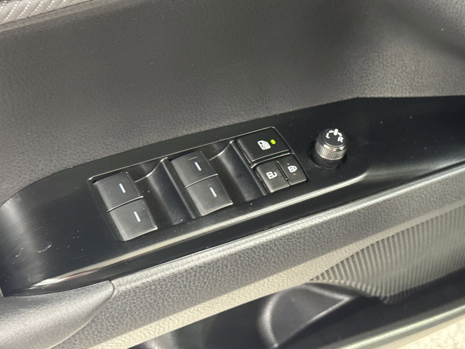 Used 2025 Toyota Camry SE FWD image 27