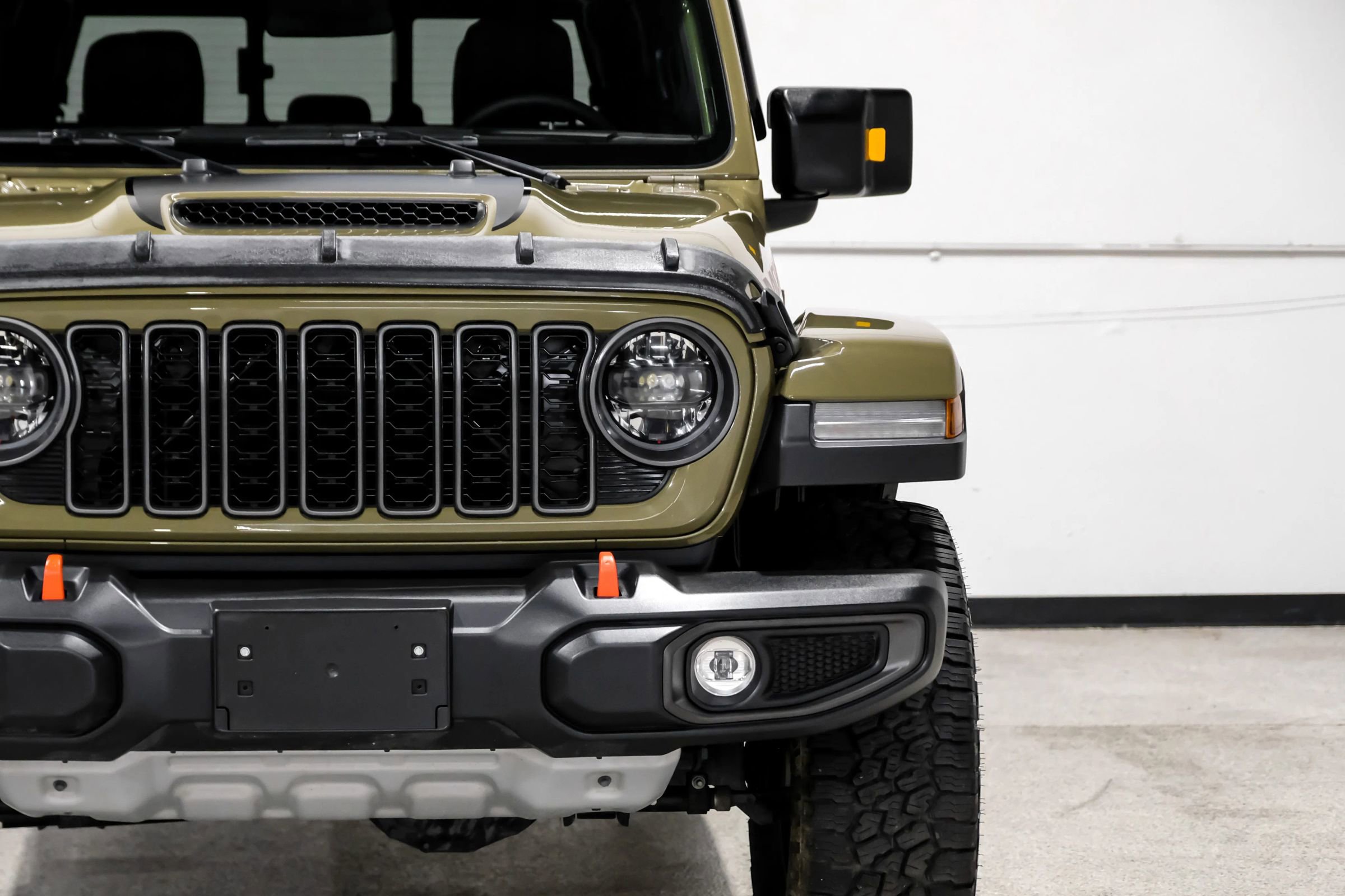 Used 2025 Jeep Gladiator Mojave w/ Convenience Group AWD/4WD image 36