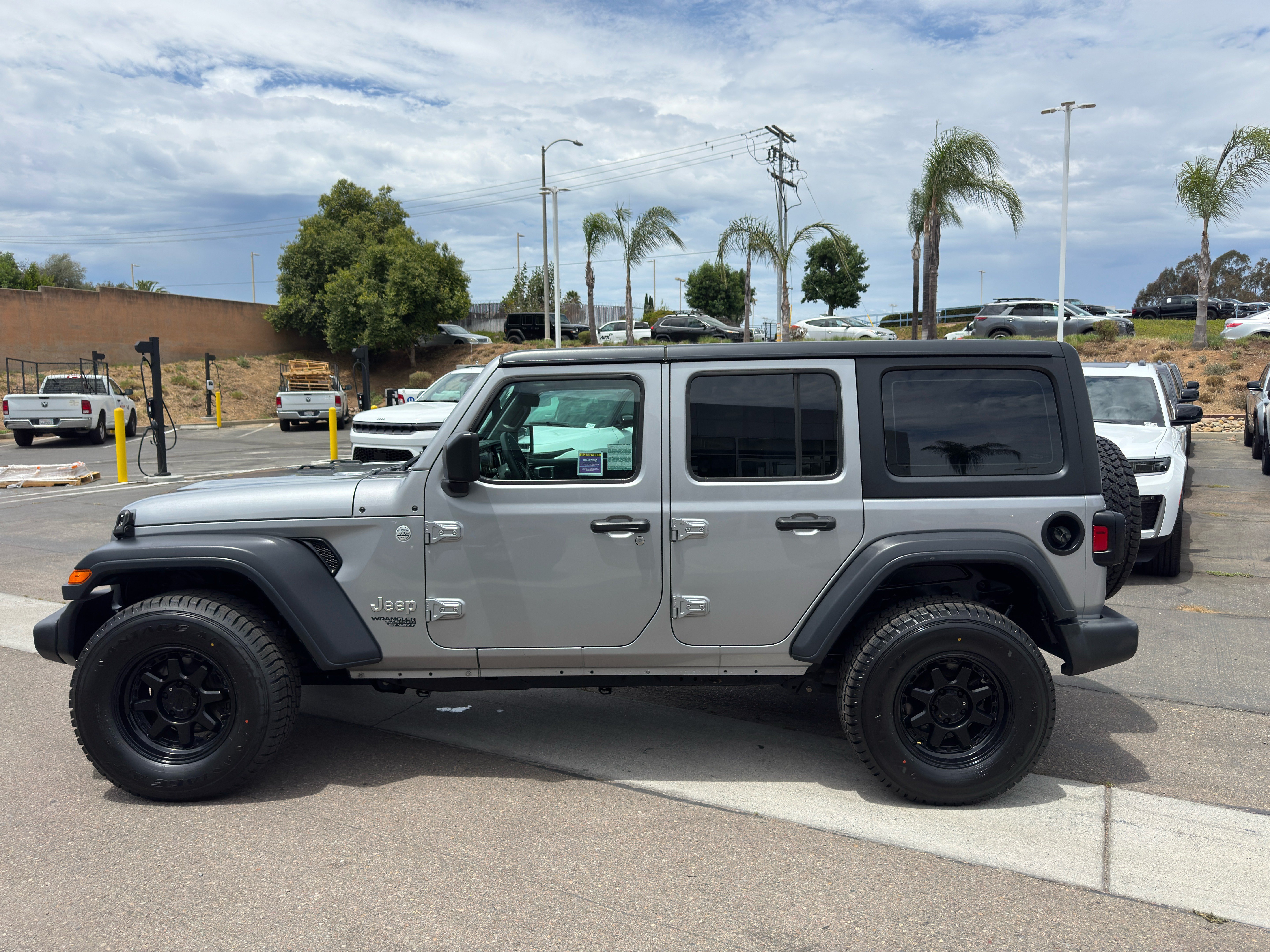 Used 2018 Jeep Wrangler Unlimited Sport AWD/4WD image 3