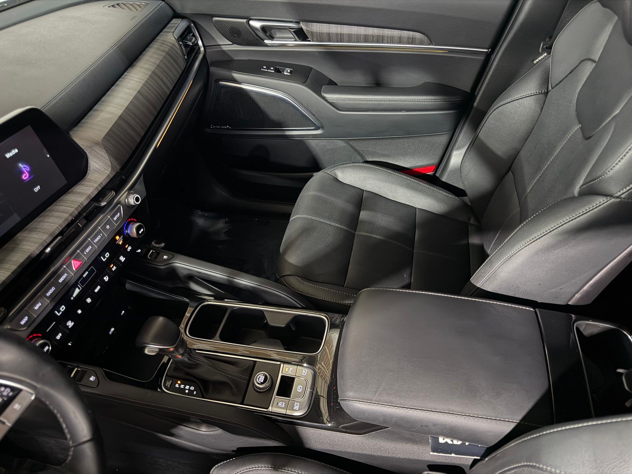 Used 2024 Kia Telluride SX w/ Towing Package FWD image 16